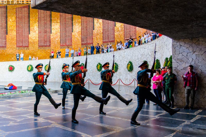 Wolgograd, Russland - 26. Mai 2019: Änderung von Soldaten schützen in Hall des Militärruhmes In der Mitte der Halle ist Skulptur lizenzfreie stockfotos Wolgograd, Russland - 26. Mai 2019: Änderung von Soldaten schützen in Hall des Militärruhmes In der Mitte der Halle ist Skulptur lizenzfreie stockfotos
