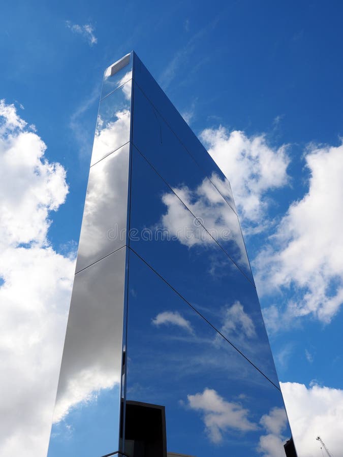 Wolk en Blauwe Hemelbezinningen over de voorgevel van het Wolkenkrabberglas royalty-vrije stock foto Wolk en Blauwe Hemelbezinningen over de voorgevel van het Wolkenkrabberglas royalty-vrije stock foto
