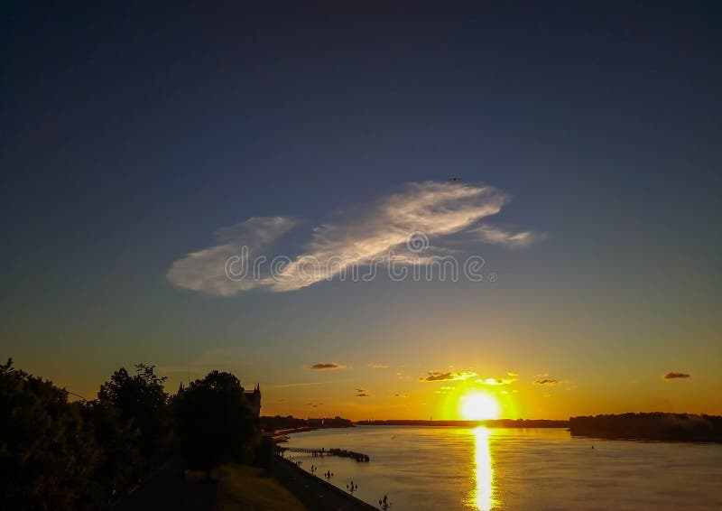 Wolke über dem Fluss in den Strahlen des Sonnenuntergangs lizenzfreies stockbild Wolke über dem Fluss in den Strahlen des Sonnenuntergangs lizenzfreies stockbild