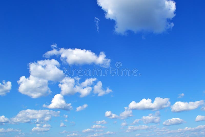 Wolken auf blauem Himmel