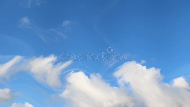 Wolken bewegen sich wie ein Schleier im bayerisch blauen und weißen Himmel in 4k