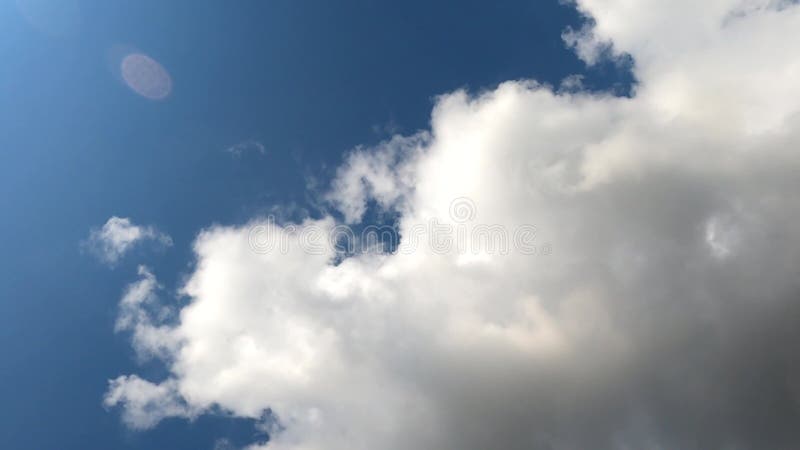 Wolken bewegen sich wie ein Schleier im bayerisch blauen und weißen Himmel in 4k