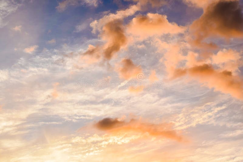 Wolken bij zonsondergang royalty-vrije stock foto Wolken bij zonsondergang royalty-vrije stock foto