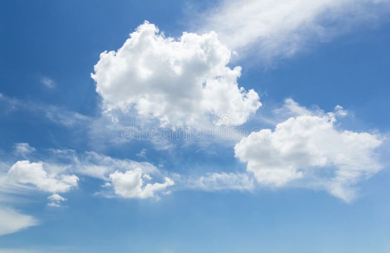 Wolken in de blauwe lucht royalty-vrije stock afbeelding