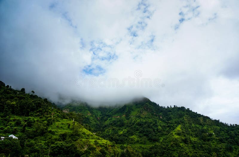 Wolken die de groene heuvels van shimla verlengen royalty-vrije stock afbeelding Wolken die de groene heuvels van shimla verlengen royalty-vrije stock afbeelding