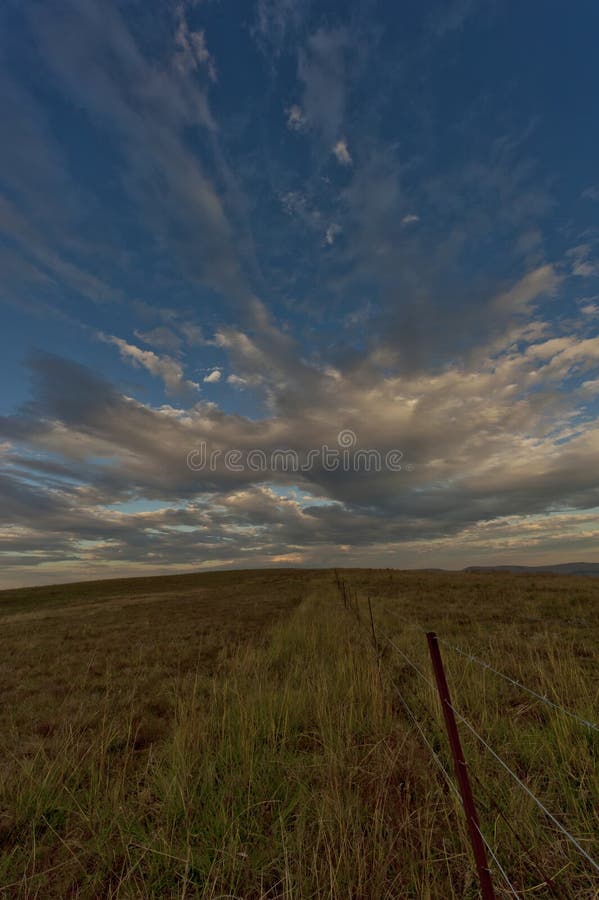 Wolken die langs de hemel over een heuveltop in Drakensberg Zuid-Afrika verzenden royalty-vrije stock afbeeldingen Wolken die langs de hemel over een heuveltop in Drakensberg Zuid-Afrika verzenden royalty-vrije stock afbeeldingen