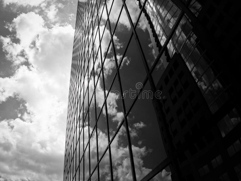 Wolken, die über ein Glasgebäude nachdenken lizenzfreie stockfotografie Wolken, die über ein Glasgebäude nachdenken lizenzfreie stockfotografie