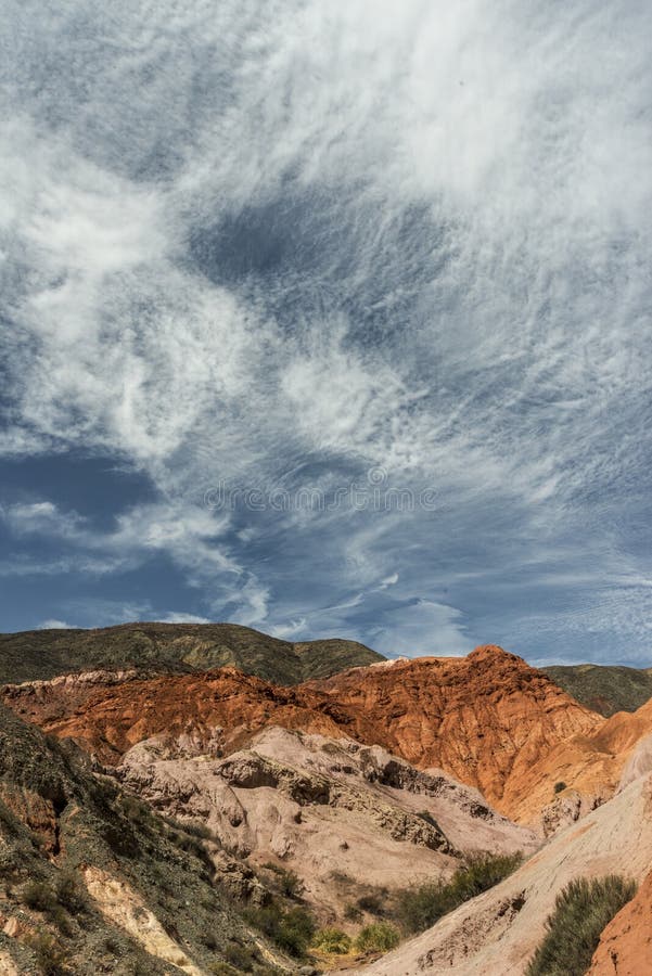 Wolken en gekleurde bergen royalty-vrije stock fotografie