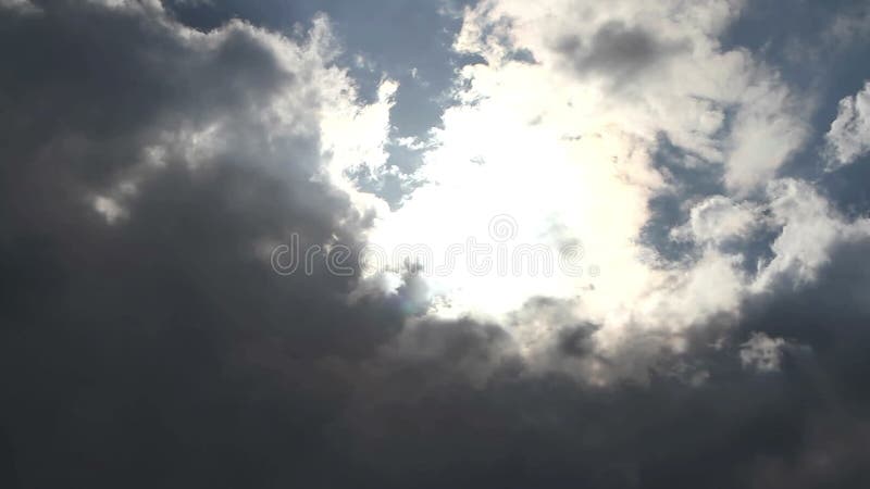 Wolken machten die Sonne vor dem Sturm undeutlich