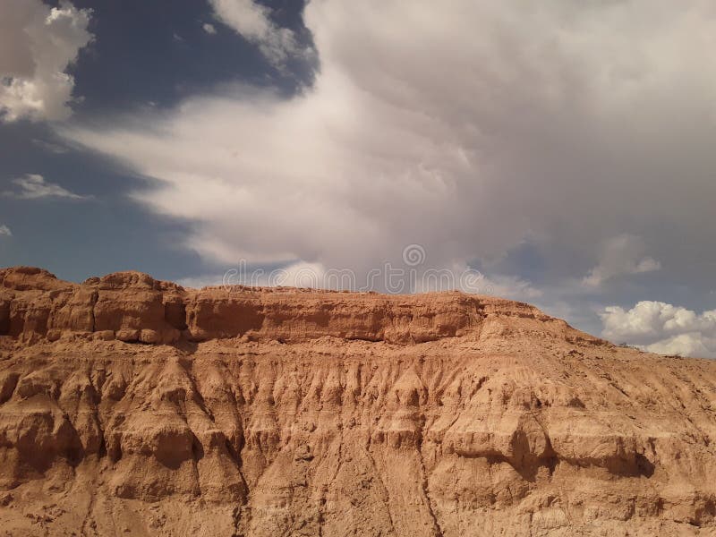 Wolken met bruine heuvels in Texas van trein 3 stock afbeelding Wolken met bruine heuvels in Texas van trein 3 stock afbeelding