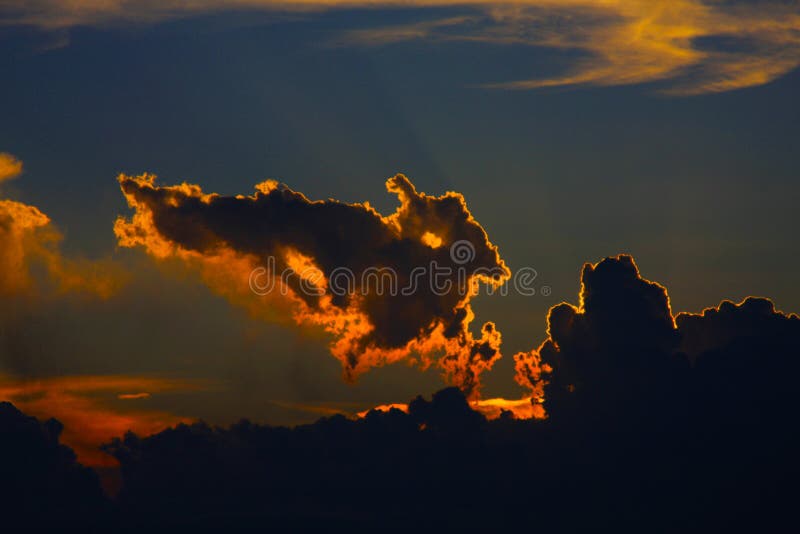 Wolken mit eingebildeten Bildern stockbild Wolken mit eingebildeten Bildern stockbild