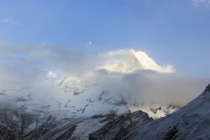 Wolken op Annapurna-Bergketen met sneeuw royalty-vrije stock foto Wolken op Annapurna-Bergketen met sneeuw royalty-vrije stock foto
