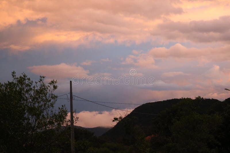 Wolken op de zonsondergangstrand van de bergstad royalty-vrije stock fotografie Wolken op de zonsondergangstrand van de bergstad royalty-vrije stock fotografie