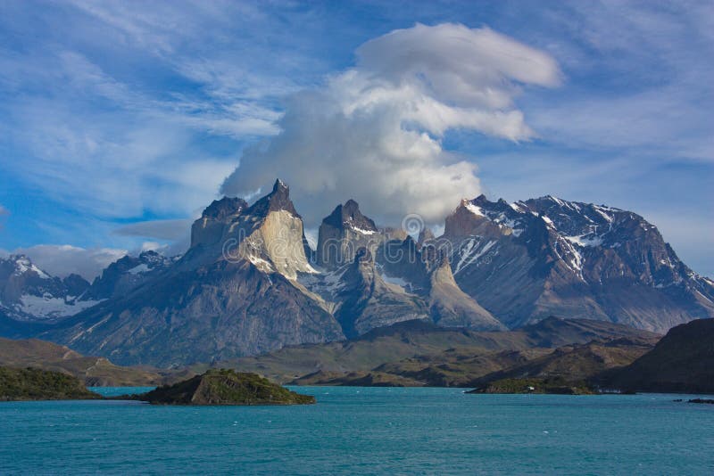 Wolken over Cuernos del Paine in nationaal park Torres del Paine in Chili royalty-vrije stock afbeeldingen Wolken over Cuernos del Paine in nationaal park Torres del Paine in Chili royalty-vrije stock afbeeldingen