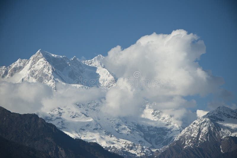 Wolken over de snowcapped bergen, Himalayagebergte, Uttarakhand, binnen stock fotografie Wolken over de snowcapped bergen, Himalayagebergte, Uttarakhand, binnen stock fotografie