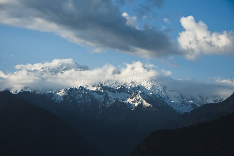 Wolken over de snowcapped bergen, Himalayagebergte, Uttarakhand, binnen royalty-vrije stock foto Wolken over de snowcapped bergen, Himalayagebergte, Uttarakhand, binnen royalty-vrije stock foto