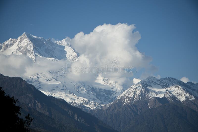 Wolken over de snowcapped bergen, Himalayagebergte, Uttarakhand, binnen stock fotografie Wolken over de snowcapped bergen, Himalayagebergte, Uttarakhand, binnen stock fotografie