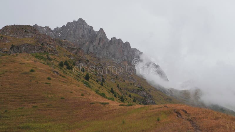 Wolken und fangen an, die majestätischen Klippen zu schließen.