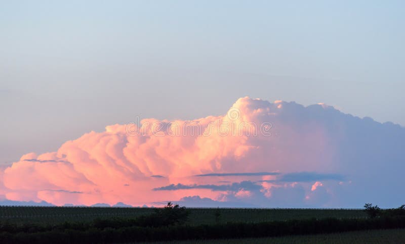 Wolken über dem Feld lizenzfreie stockfotografie Wolken über dem Feld lizenzfreie stockfotografie