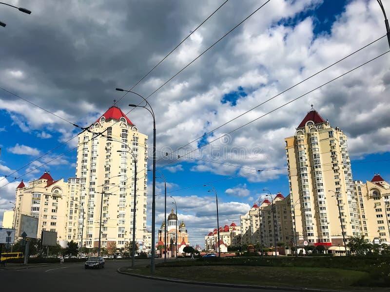 Wolken über der Stadt lizenzfreie stockbilder Wolken über der Stadt lizenzfreie stockbilder