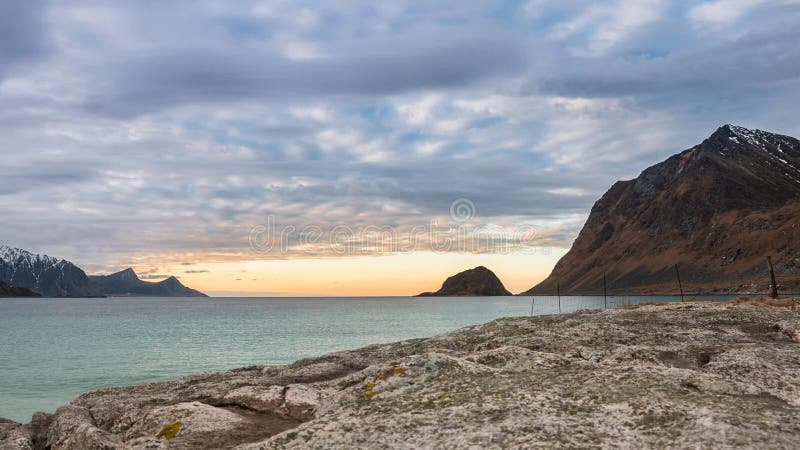 Wolken über einem Fjord auf Gimsoy in einem timelapse