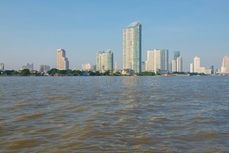 Wolkenkrabbers in Chao Phraya River in de Stad van Bangkok, Thailand stock fotografie Wolkenkrabbers in Chao Phraya River in de Stad van Bangkok, Thailand stock fotografie