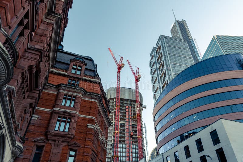 Wolkenkrabbers in Stad van Londen, een mengeling van oude en nieuwe architectuur stock foto Wolkenkrabbers in Stad van Londen, een mengeling van oude en nieuwe architectuur stock foto