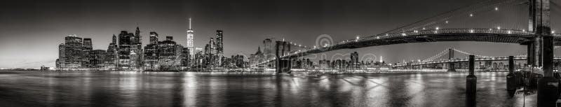 Wolkenkrabbers van het Lower Manhattan de Financiële District bij schemering Panoramische Zwart & Wit De Stad van New York