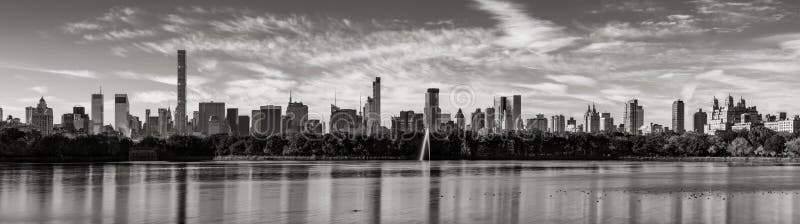 Wolkenkrabbers van het Uit het stadscentrum Reservoir van Manhattan en van het Central Park in Zwart & Wit De Stad van New York royalty-vrije stock afbeeldingen Wolkenkrabbers van het Uit het stadscentrum Reservoir van Manhattan en van het Central Park in Zwart & Wit De Stad van New York royalty-vrije stock afbeeldingen