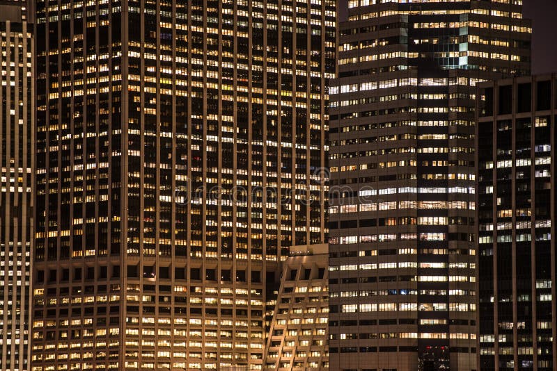 Wolkenkrabbersvensters bij de nacht in de Stad van New York royalty-vrije stock foto's Wolkenkrabbersvensters bij de nacht in de Stad van New York royalty-vrije stock foto's