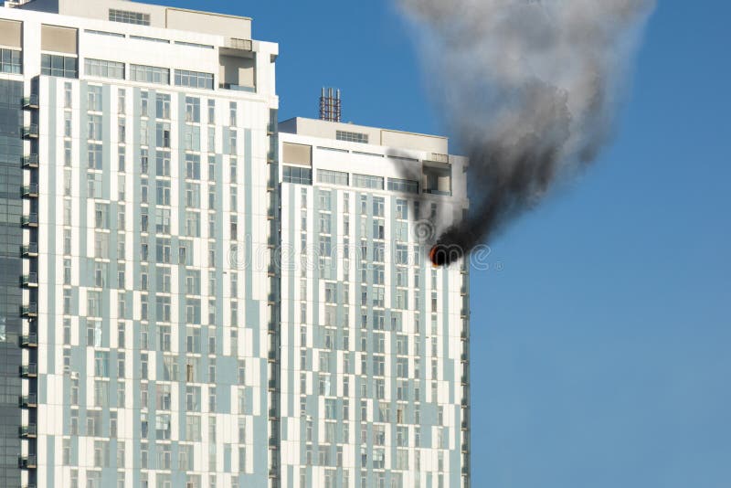 Wolkenkratzer-Brandunfall Konzept der Brandbekämpfungsprobleme in der Höhe Dickiger Rauchabfluss aus einem Fenster von Wohnung od stockfoto