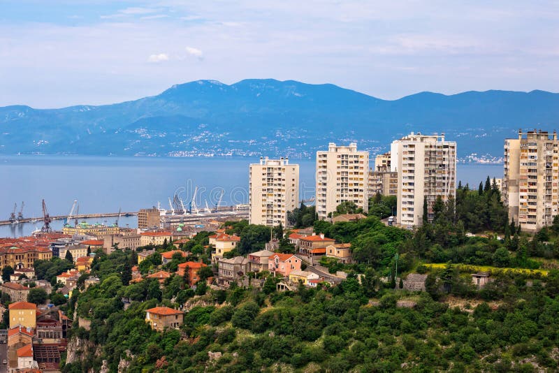 Wolkenkratzer und Bucht von Rijeka-Ansicht lizenzfreie stockbilder Wolkenkratzer und Bucht von Rijeka-Ansicht lizenzfreie stockbilder