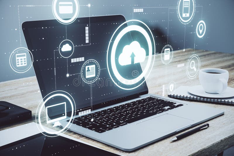 Wolkenservice-Technologiekonzept mit digitalen Datenspeicherungsikonen und geöffnetem Notebook mit Kaffeetasse auf Hintergrund stockfotografie