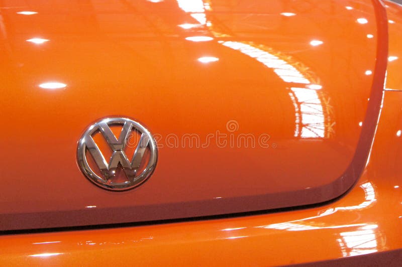 Wolkswagena producent samochod?w emblemata handlowi logo robi? od chromu metalu za?atwiaj? przy samochodem zdjęcia stock Wolkswagena producent samochod?w emblemata handlowi logo robi? od chromu metalu za?atwiaj? przy samochodem zdjęcia stock