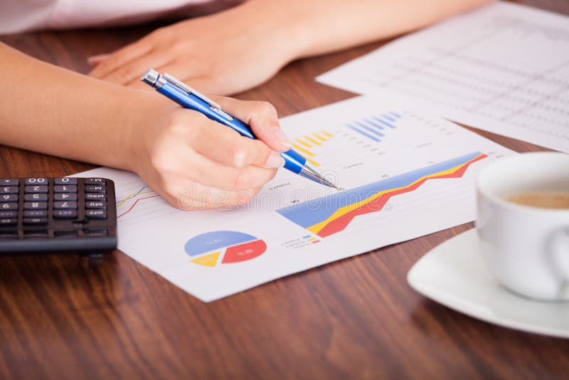 Woman analyzing the financial data royalty free stock images Woman analyzing the financial data royalty free stock images
