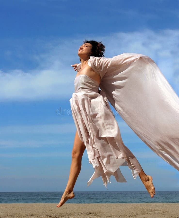 Una mujer saltando sobre el Playa.