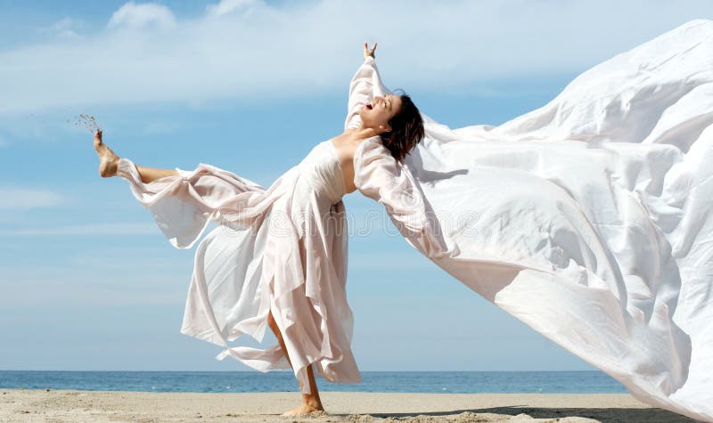 Felice donna sulla spiaggia.