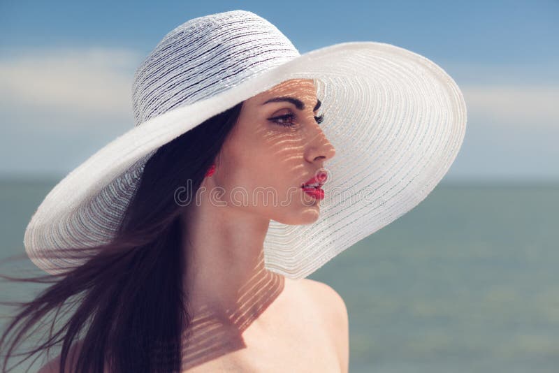 Detallado retrato una mujer en el gran blanco un sombrero.