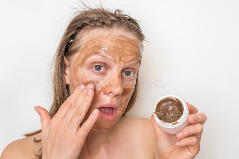 Woman with brown volcanic mask on her face stock photography Woman with brown volcanic mask on her face stock photography