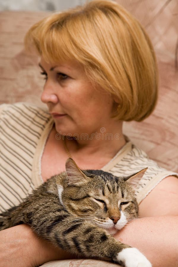 Una donna dormire gatto.