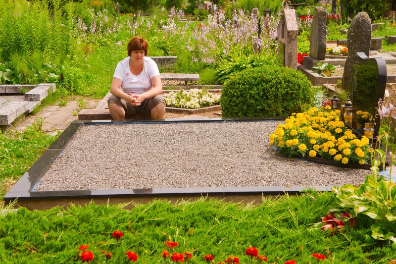 Woman in a cemetery royalty free stock photography Woman in a cemetery royalty free stock photography