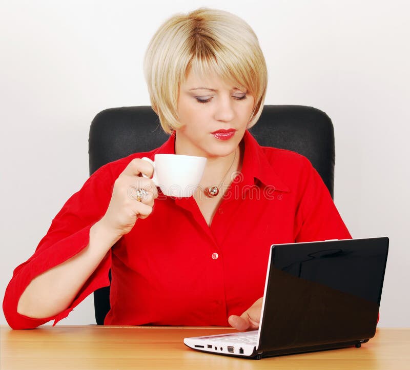 Beauty woman with coffee-cup and laptop