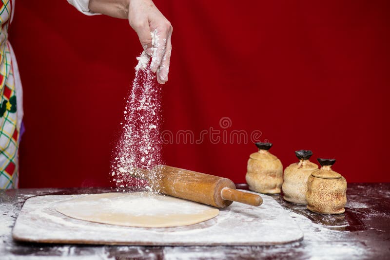 Испачкался в муке. Парень испачкался в муке. Cook Sprinklers. Женщина а муке в Нижнем белье в муке.