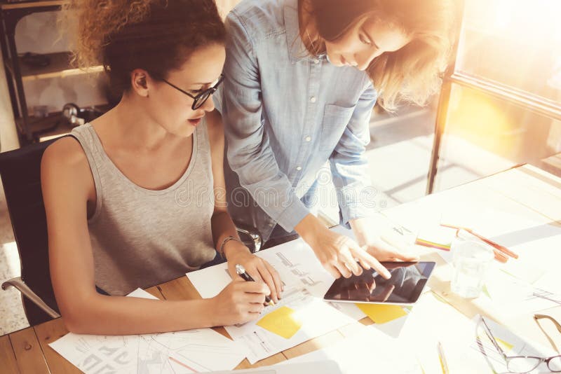 Donna Colleghi Di Fare Grandi Decisioni Di Business.