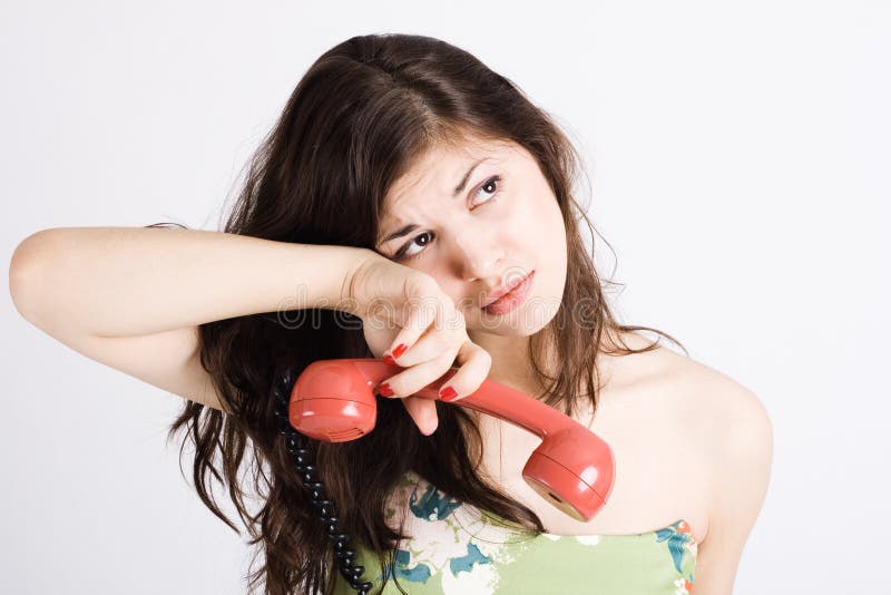 Una mujer llanto después teléfono vocación.