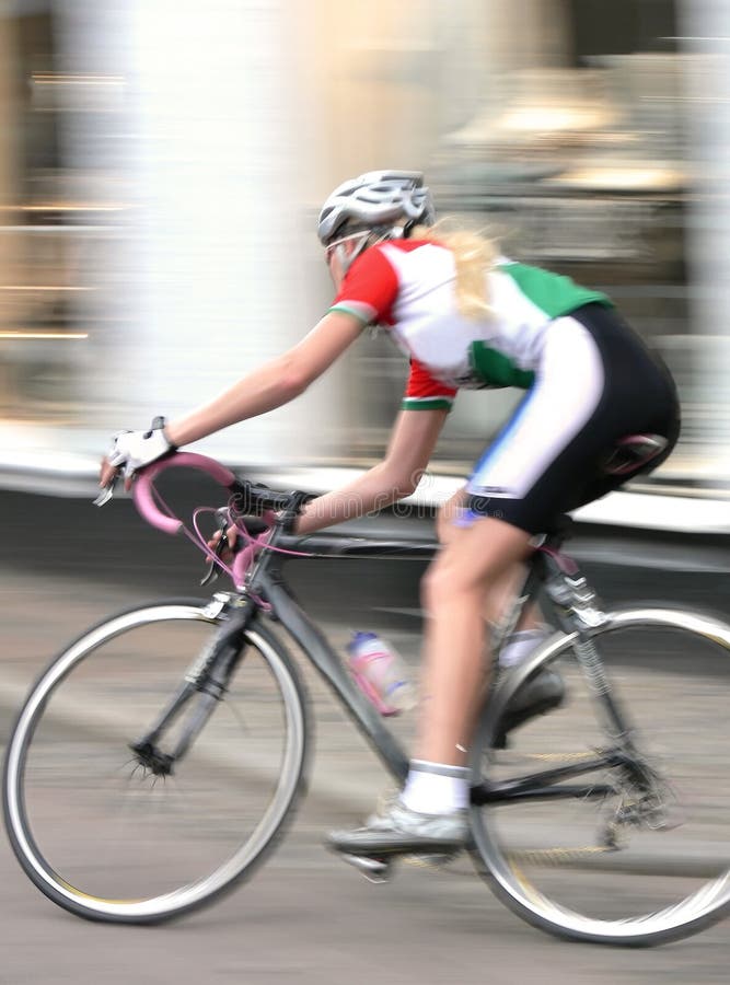 Una donna ciclista in gara ad alta velocità.