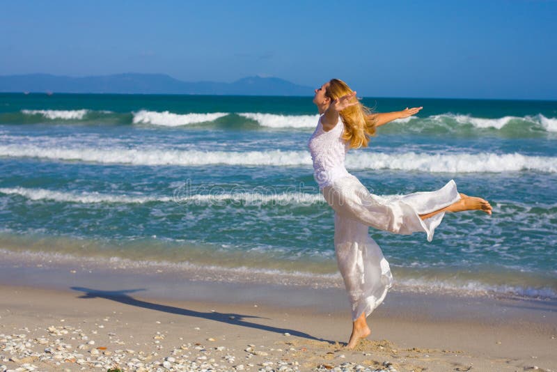 Пляшущие моря. Танцы у моря. Море танцует. Танцующая женщина на закате на берегу океана. Девушка танцует у моря.