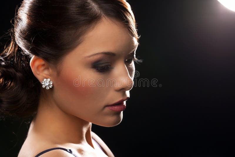 Bella donna vestiti logorante diamante orecchini.