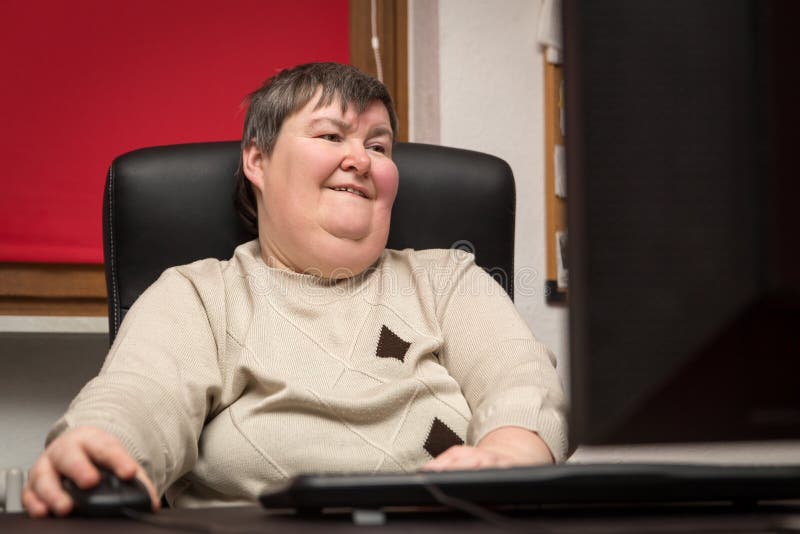 Žena invalidita rozvíjet na počítač, terapie.