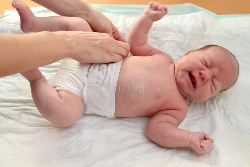 La donna, abiti pannolino al bambino che piange.